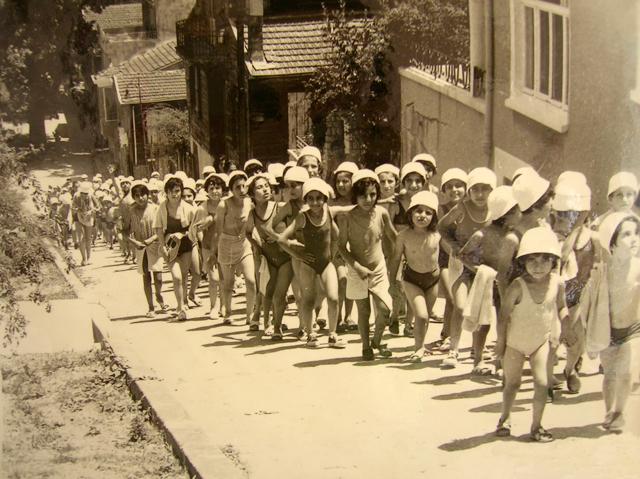 Denizden Dönen Çocuklar - Kınalıada Yetimhanesi 1965- 1966 yıllarında çocukların yaz tatillerini geçirmesi için kurulmuştur. Annesiz, babasız ve maddi durumu yetersiz çocuklara öncelik tanınıyor, fakat isteyen tüm çocukların gelmesi ve birlikte sosyalleşmeleri amaçlanıyor.