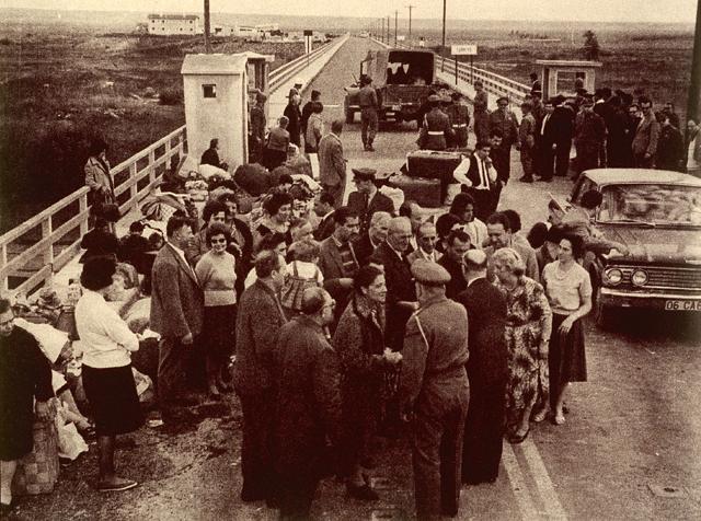 Yunanistan’a göç eden Rumlar sınır kapısında - Yunanistan’a göç eden Rumlar sınır kapısında, 1964, Kovuluşumuzun Otuzuncu Yılından Çekim isimli kitaptan; Tarih Vakfı Geçici Bağışı.